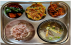 찰수수밥
한우갈비탕(1.5.6.16)
햄맛살전(1.2.5.6.8.10.15.16)
건오징어고추조림(1.5.6.13.17)
깍두기(9)
요구르트(런)(2)
쌈다시마(자율)(5.6.13)
839.9/39.6/383.8/5.1